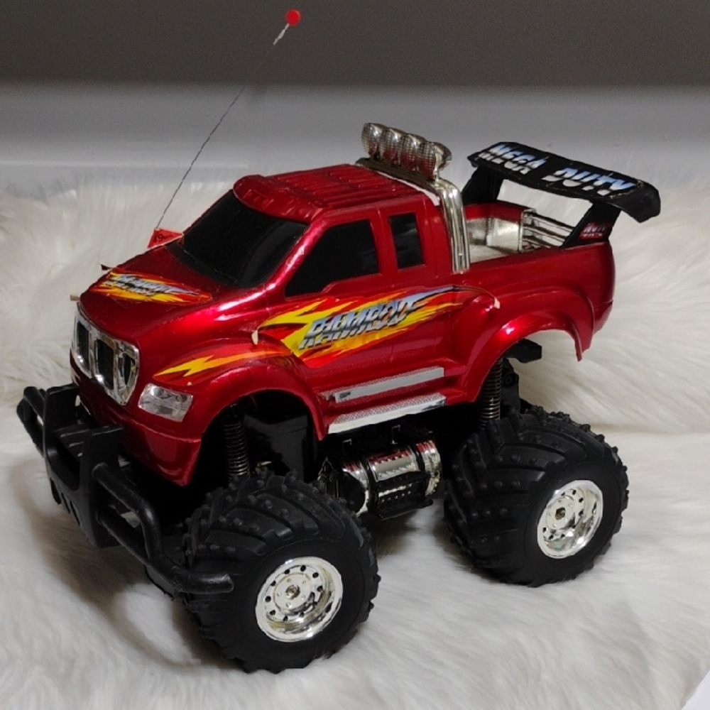 (BX83) Radio Shack Mega Duty Off Roader RC Truck No Remote) Selling As Is